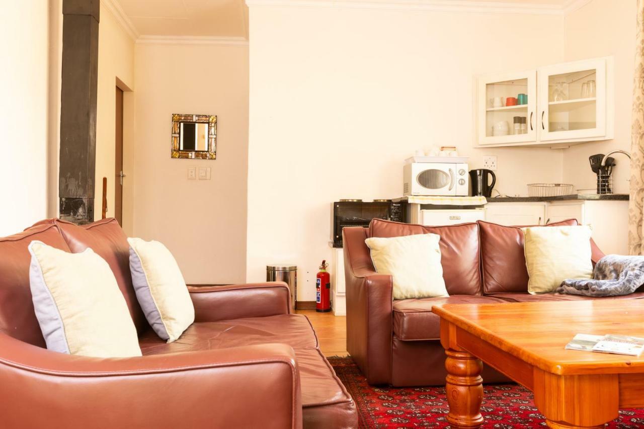 Olive Tree Farm Bed & Breakfast มากาลีสเบิร์ก ภายนอก รูปภาพ